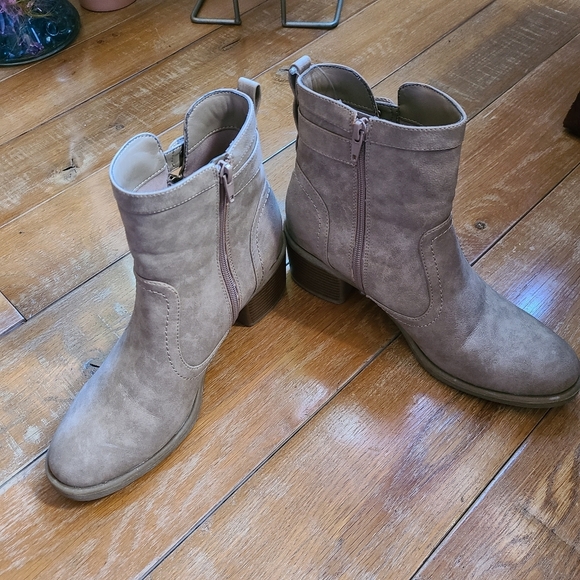 G by Guess Lezlee Zip Up Boots Tan Beige Size 9 - Picture 2 of 13